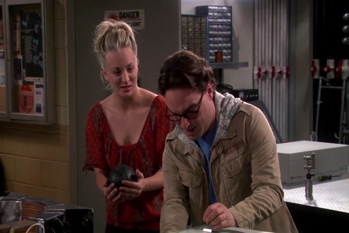 - You hold this.
- Whoa, that's heavy.
- You hold this.
- Whoa, that's heavy.